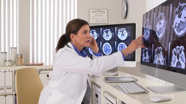 Ανώτερος Γιατρός Που Εργάζεται Στο Γραφείο Διαβάζοντας Ακτινογραφίες — Αρχείο Βίντεο