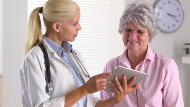Patient Souriant Écoutant Médecin Avec Ordinateur Tablette — Video