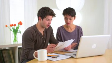 Faturalarını ödeyen ırklar arası bir çift.