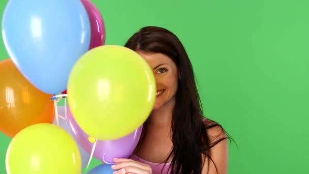 Nahaufnahme Einer Jungen Frau Die Mit Luftballons Spielt — Stockvideo