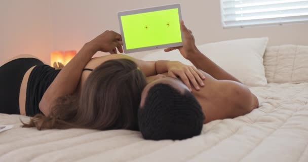 Casal Deitado Costas Cama Com Monitor Tela Verde Computador Tablet — Vídeo de Stock
