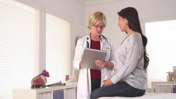 Médico Falando Com Paciente Japonês — Vídeo de Stock