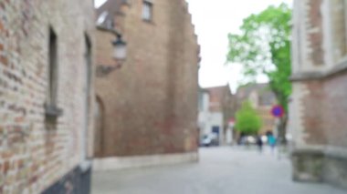 Bruges 'deki Avrupa kaldırım taşı sokağının arka plan plakası birleşim için şehir meydanına açılıyor. Yeşil ekran için Belçika 'nın arka sokağının bulanık video arkaplanı. 4k