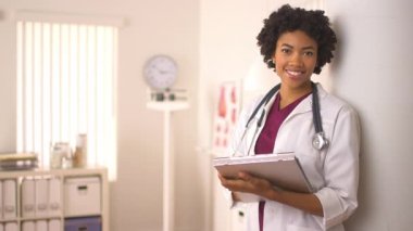 Kadın Afrikalı Amerikalı doktor gülümsüyor