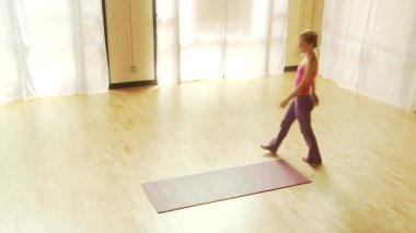 Yoga yapan genç kadın.