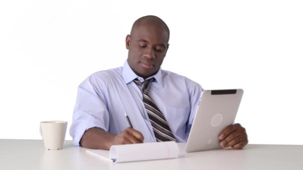 Empresário Afro Americano Trabalhando Tablet Tomando Notas — Vídeo de Stock