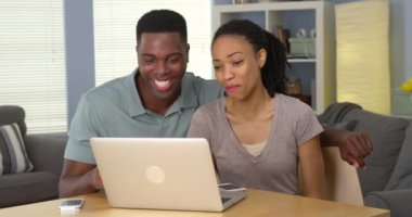 Genç siyah çift laptop komik video izlerken