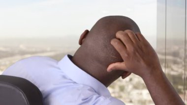 Masada oturan Afrikalı Amerikalı işadamının arka görünüşü