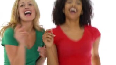 Beyaz üzerinde dans eden iki kadın