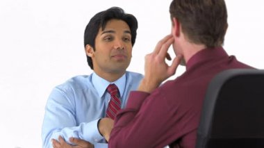 İki profesyonel iş adamı konuşuyor.