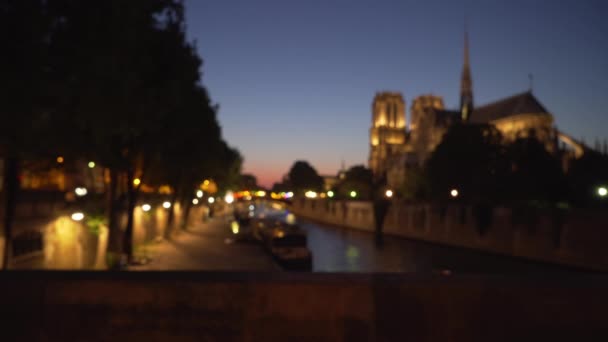 圣母院附近塞纳河上宁静的夜景 在河畔的法国历史教堂地标的聚光灯下 — 图库视频影像