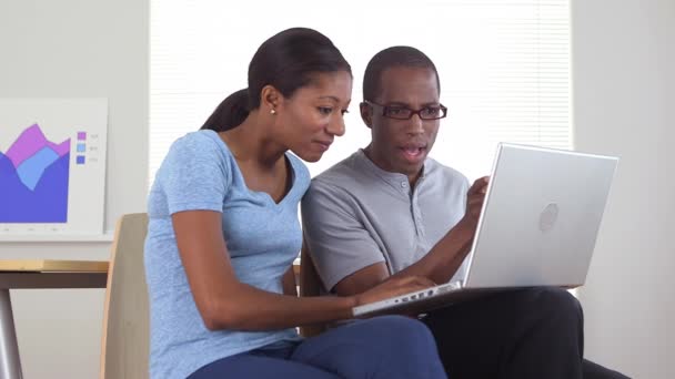 Afroamerykańscy Współpracownicy Biznesowi Korzystający Laptopa — Wideo stockowe