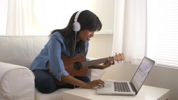 Μαύρο Κορίτσι Ηχογράφηση Τραγούδι Για Ukulele Φορητό Υπολογιστή — Αρχείο Βίντεο