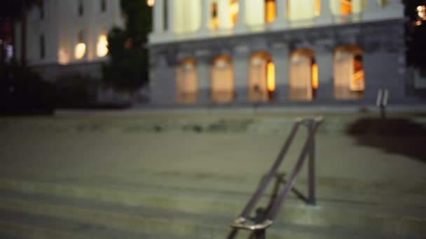 Rozostřený Záběr Schodiště Vedoucí Budovy State Capitol Sacramentu Rozmazané Video — Stock video