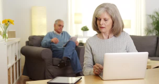 Пожилые Люди Электронными Устройствами — стоковое видео