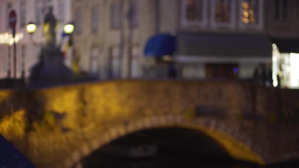Fora Foco Placa Fundo Ponte Sobre Canal Bruges Noite Cenário — Vídeo de Stock