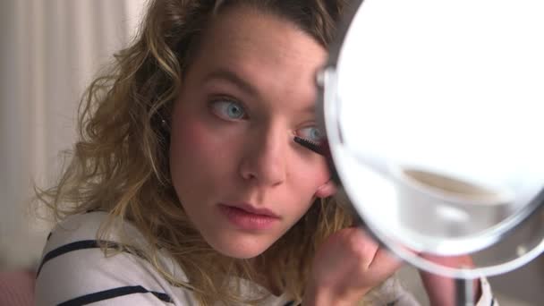 Mulher Caucasiana Colocando Maquiagem — Vídeo de Stock