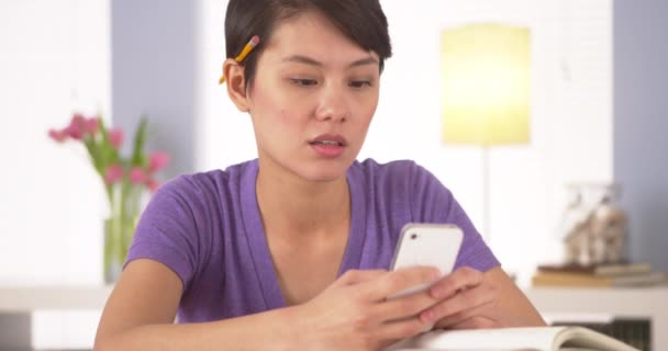 Mulher Chinesa Mensagens Texto Colega Smartphone — Vídeo de Stock