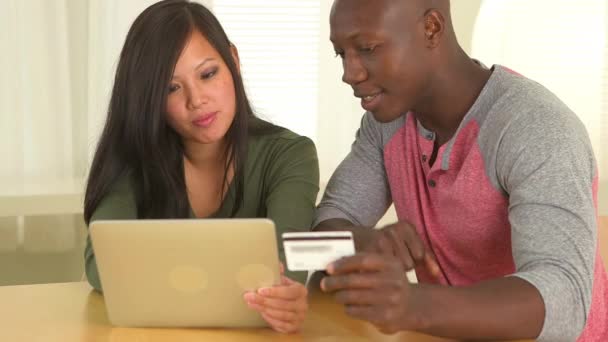 Coppia Asiatica Afroamericana Che Effettua Acquisti Online Con Carta Credito — Video Stock