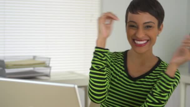 オフィスでお祝いする幸せな黒人ビジネス女性 — ストック動画