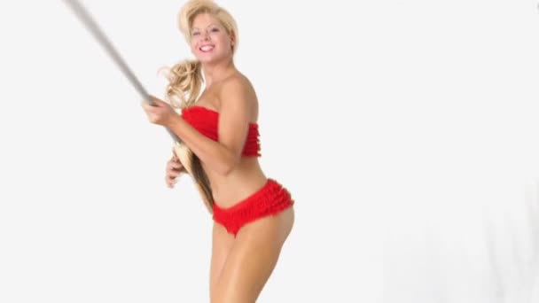 Sexy Ragazza Bionda Bikini Rosso Che Suona Chitarra Manico Scopa — Video Stock