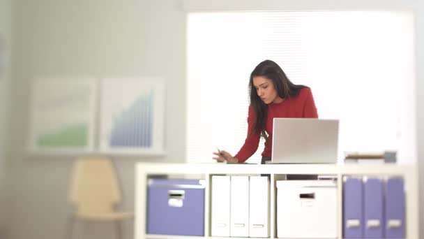 Mujer Negocios Hispana Trabajando Laptop Con Compañeros Trabajo Segundo Plano — Vídeo de stock