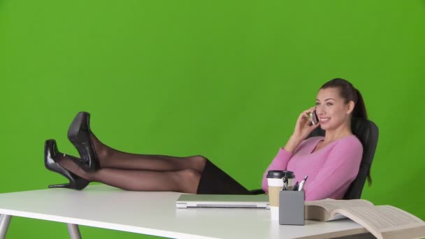 Mladá Obchodní Žena Relaxuje Nohama Stole Mluví Mobilním Telefonu — Stock video