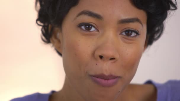 黒人女性のふりを誤ってバブルガムを飲み込む — ストック動画