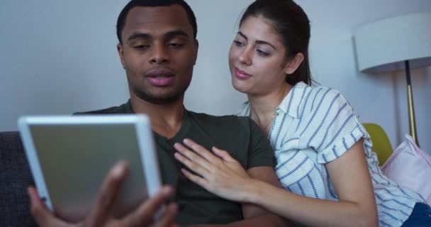 Ευτυχισμένο Νεαρό Ζευγάρι Χιλιετιών Που Κοιτάζει Τον Υπολογιστή Tablet Ενώ — Αρχείο Βίντεο