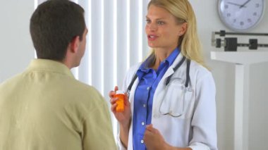 Kadın doktor hastaya ilacı açıklıyor.