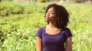 Alanında gülümseyen genç kadın