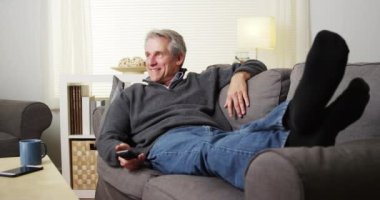 Kanepede maç izleyen son sınıf öğrencisi.