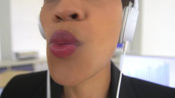 Śmiejąca Się Afro Amerykańska Bizneswoman Słuchająca Muzyki Pracy — Wideo stockowe