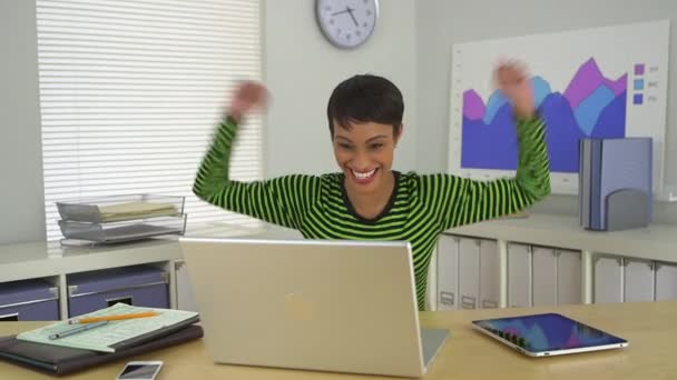 Χαμογελαστή Αφροαμερικανίδα Επιχειρηματίας Που Γιορτάζει Στο Γραφείο — Αρχείο Βίντεο