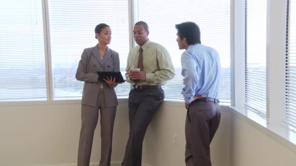 Drei Junge Geschäftskollegen Diskutieren Über Arbeit Büro — Stockvideo