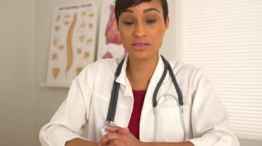 Afrikalı Amerikalı doktorla görüntülü konuşma