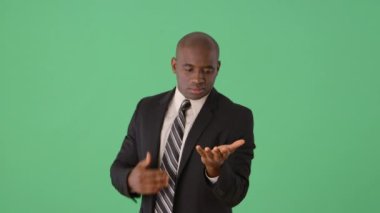 Afro-Amerikalı iş adamı görünmez nesne çeviriyor