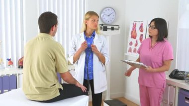 Kafkasyalı doktor erkek hastanın nabzını dinliyor.