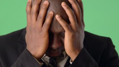 Afrika kökenli Amerikalı işadamı el ele tutuşuyor.