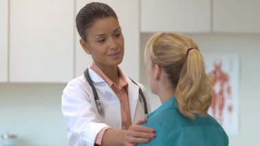 kadın doktor hasta ile konuşmak