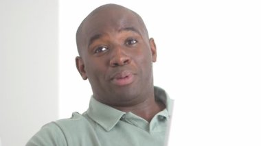 Masada konuşan mutlu siyahi işadamı