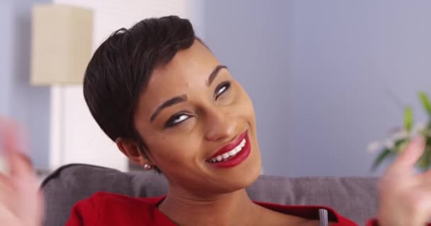 Mulher Negra Feliz Falando Com Câmera — Vídeo de Stock