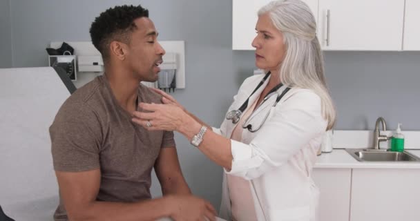 Portretul Medicului Senior Care Examinează Gâtul Pacienților Pentru Tiroida Umflată — Videoclip de stoc