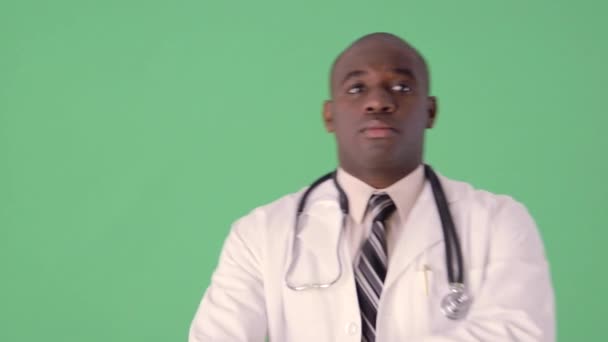 Афроамериканський Лікар Допомогою Сенсорного Екрану Футуристичного Дисплею — стокове відео