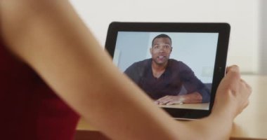 Closeup tablete konuşan mutlu siyah adam