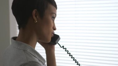 Afrikalı Amerikalı iş kadınının telefon görüşmelerini kapatın.