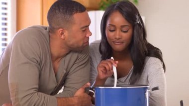 Tatlı siyah çift makarna pişiriyor.