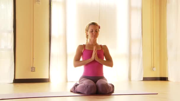 Jonge Vrouw Doet Yoga — Stockvideo