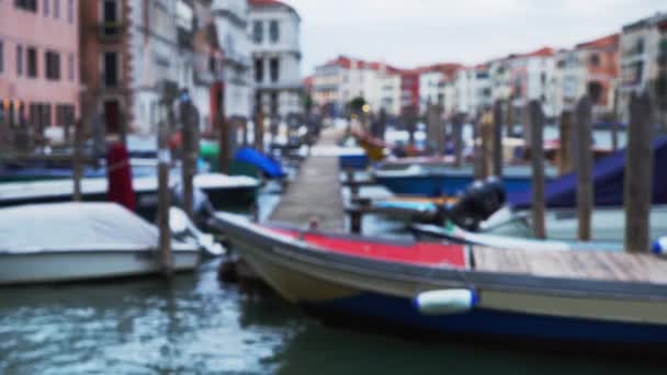 Oskärpa Bakgrundsplatta Venetianska Gondoler Täckt Med Presenningar Och Bunden Till — Stockvideo