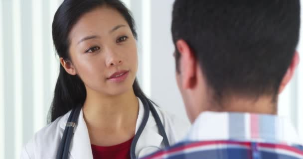 亚洲医生回答病人的问题 — 图库视频影像